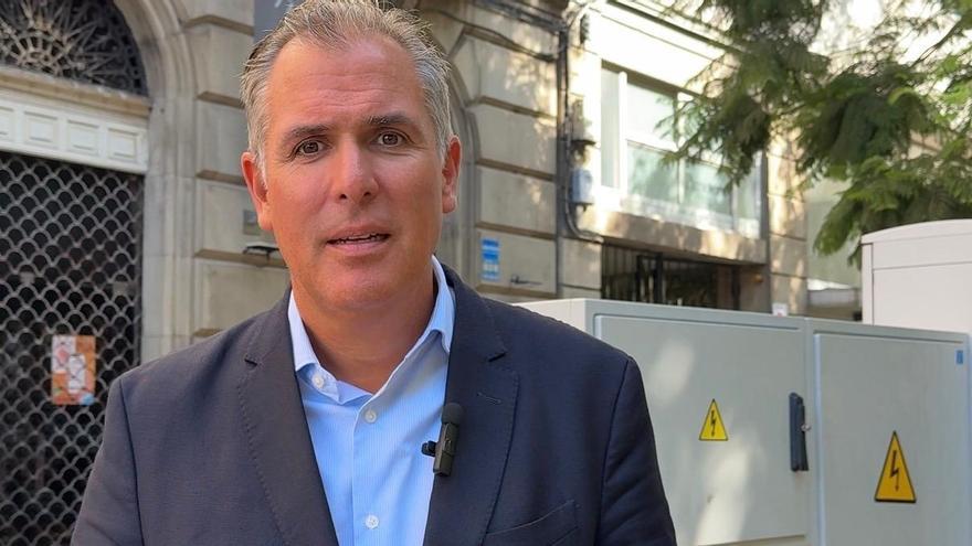 Rafa Domínguez, ante la instalación eléctrica en la calle Alameda
