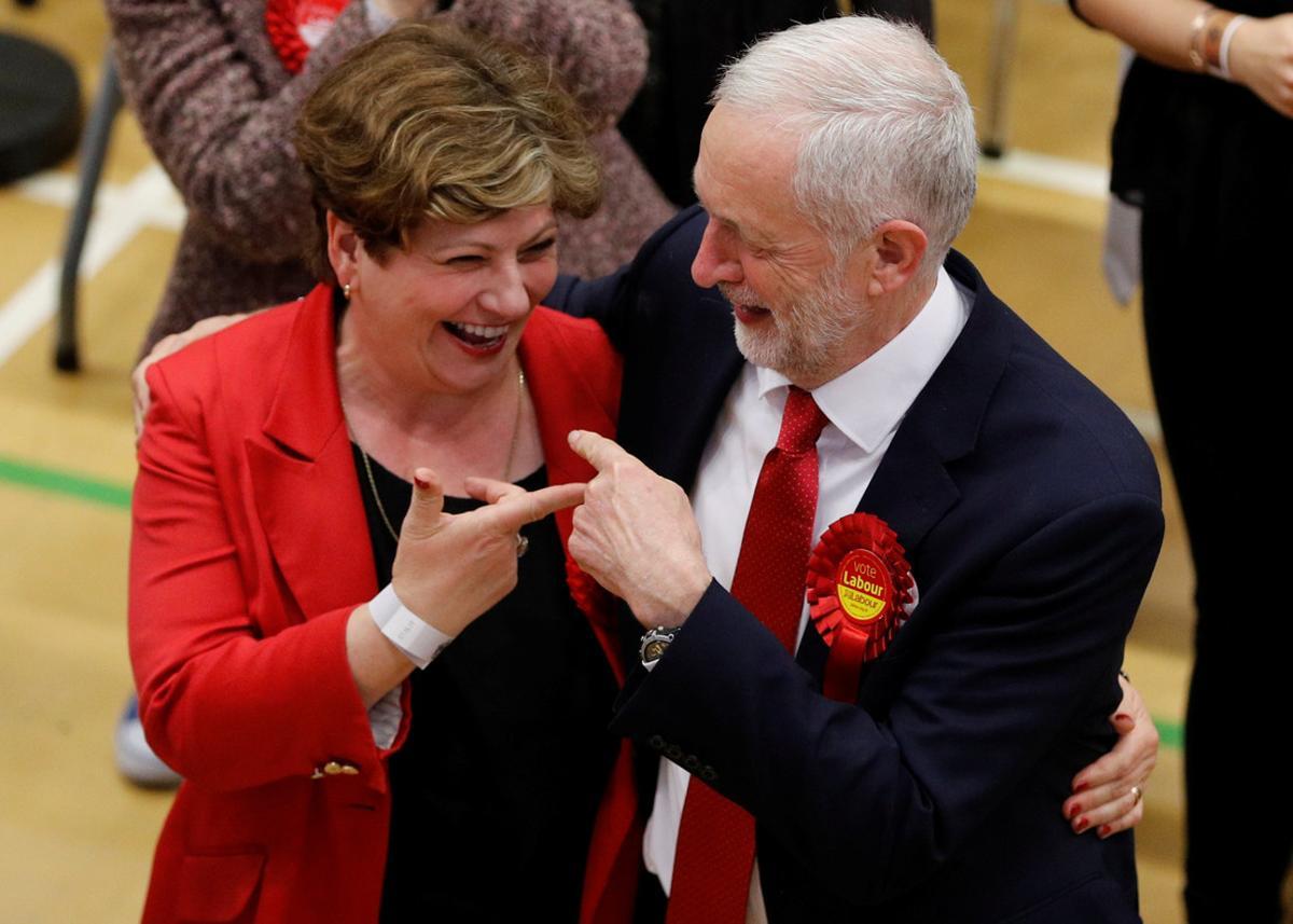 Jeremy Corbyn, leader of Britain’s opposition Labour Party, and Labour Party candidate Emily Thornberry gesture at a counting centre for Britain’s general election in London, June 9, 2017. REUTERS/Darren Staples