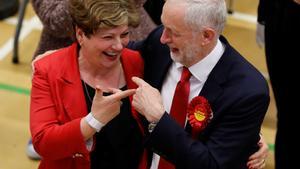 Jeremy Corbyn, leader of Britain’s opposition Labour Party, and Labour Party candidate Emily Thornberry gesture at a counting centre for Britain’s general election in London, June 9, 2017. REUTERS/Darren Staples
