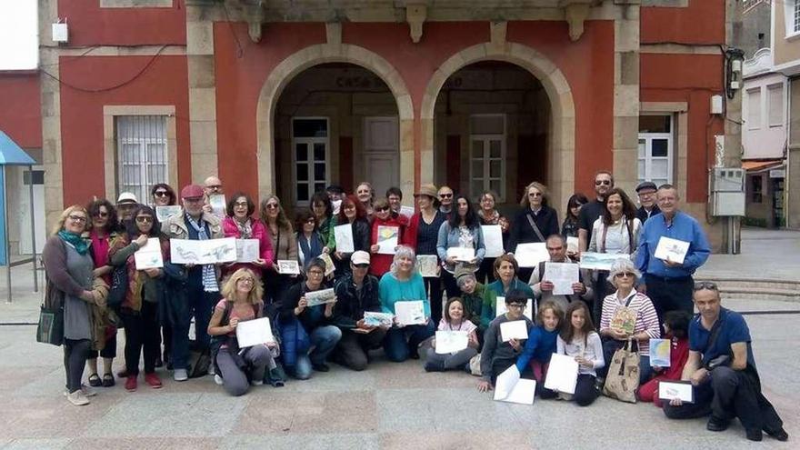 Participantes en la ruta artística en homenaje a Maruja Mallo celebrada el domingo. // S.Á.