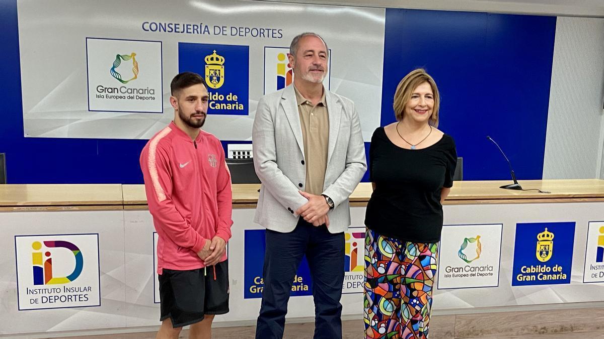 De izquierda a derecha: Samuel Carmona, Francisco Castellano y Reyes Martel en el acto de presentación del combate por el título Mundial