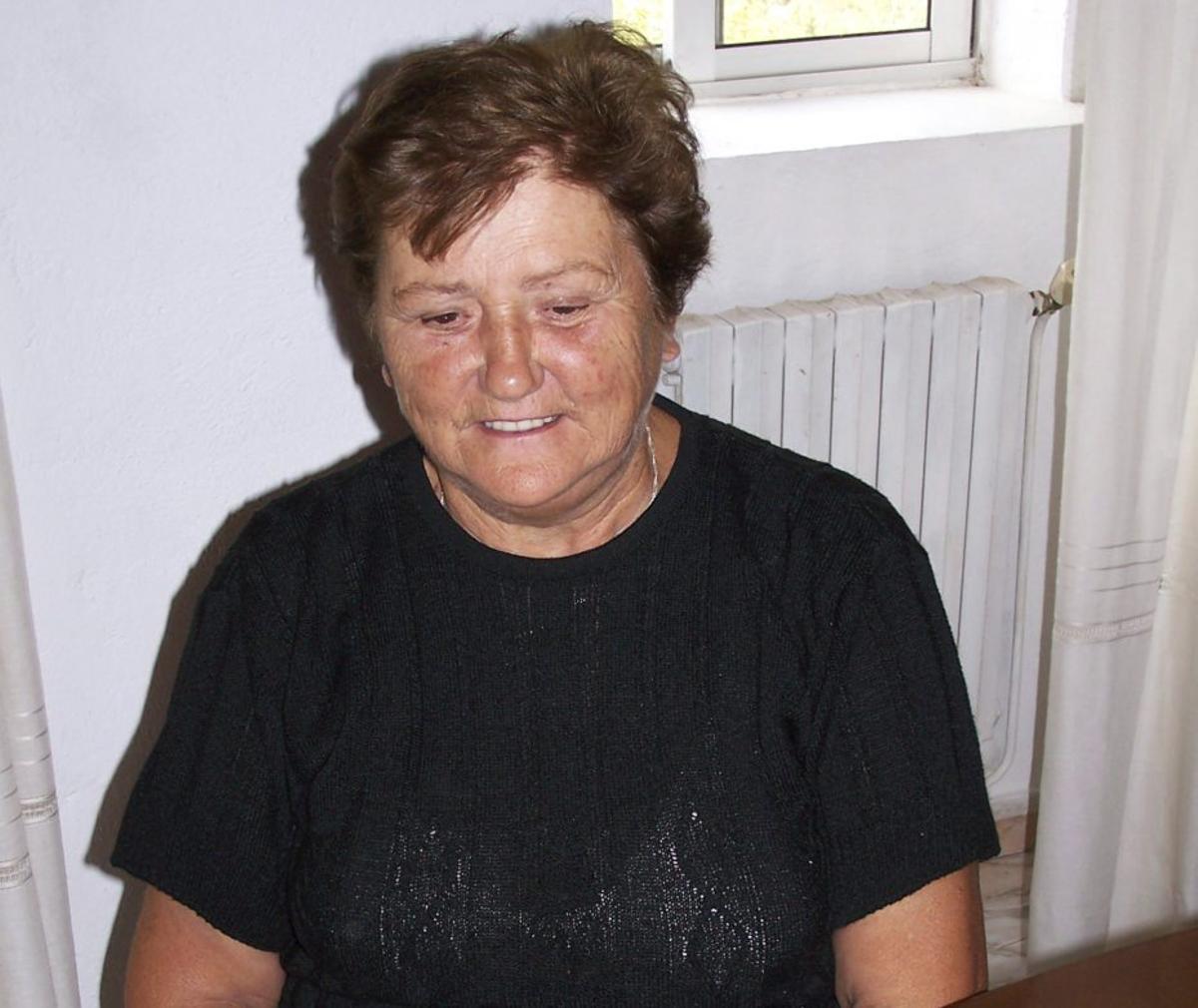 A señora Maruxa Varela (Barro de Arén) coa súa pedra da pezoña. |