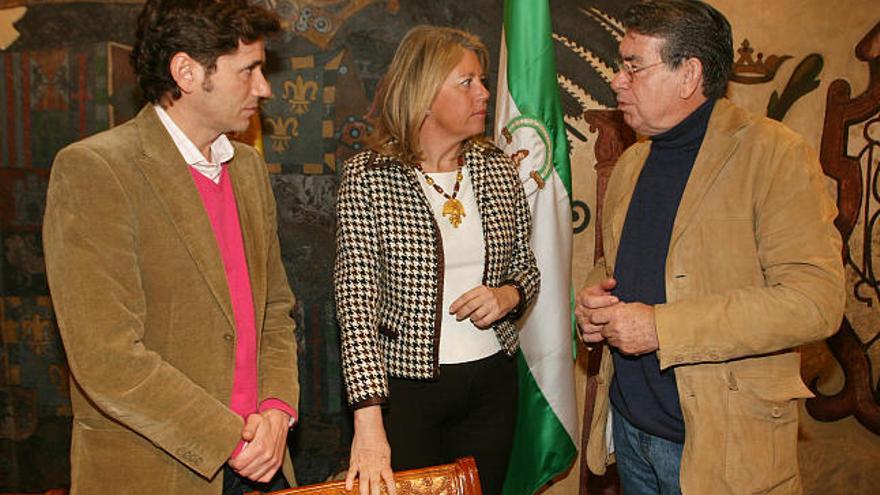 El ex tenista Manolo Santa, a la derecha, junto a la alcaldesa de Marbella, Ángeles Muñoz, y el concejal de Deportes de Marbella, Ángel Mora.
