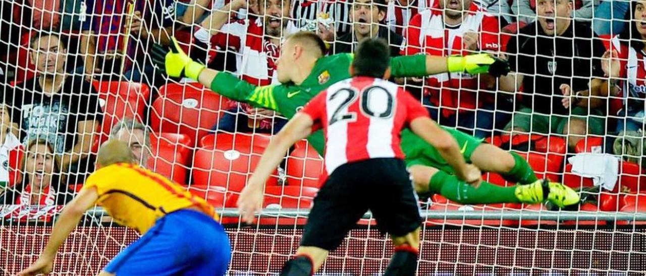 El cabezazo de Adúriz, superando a Mascherano y Ter Stegen, que puso el 2-0 para el Athletic ante el Barça.