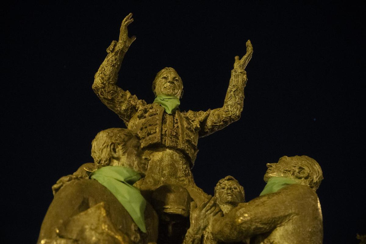 Estatuas de toreros en la Plaza de las Ventas de Madrid con el pañuelo verde.