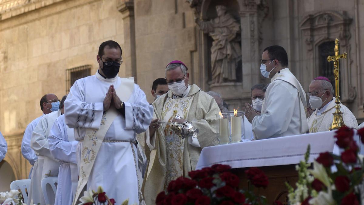 El obispo José Manuel Lorca Planes, durante su homilía en la misa huertana
