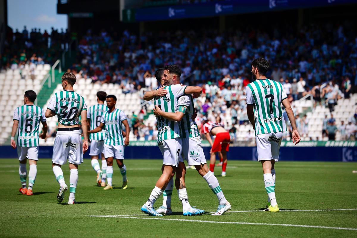 Los jugadores del Córdoba CF celebran uno de los tres goles anotados ante el Sporting de Gijón, hace unas horas, en El Arcángel.