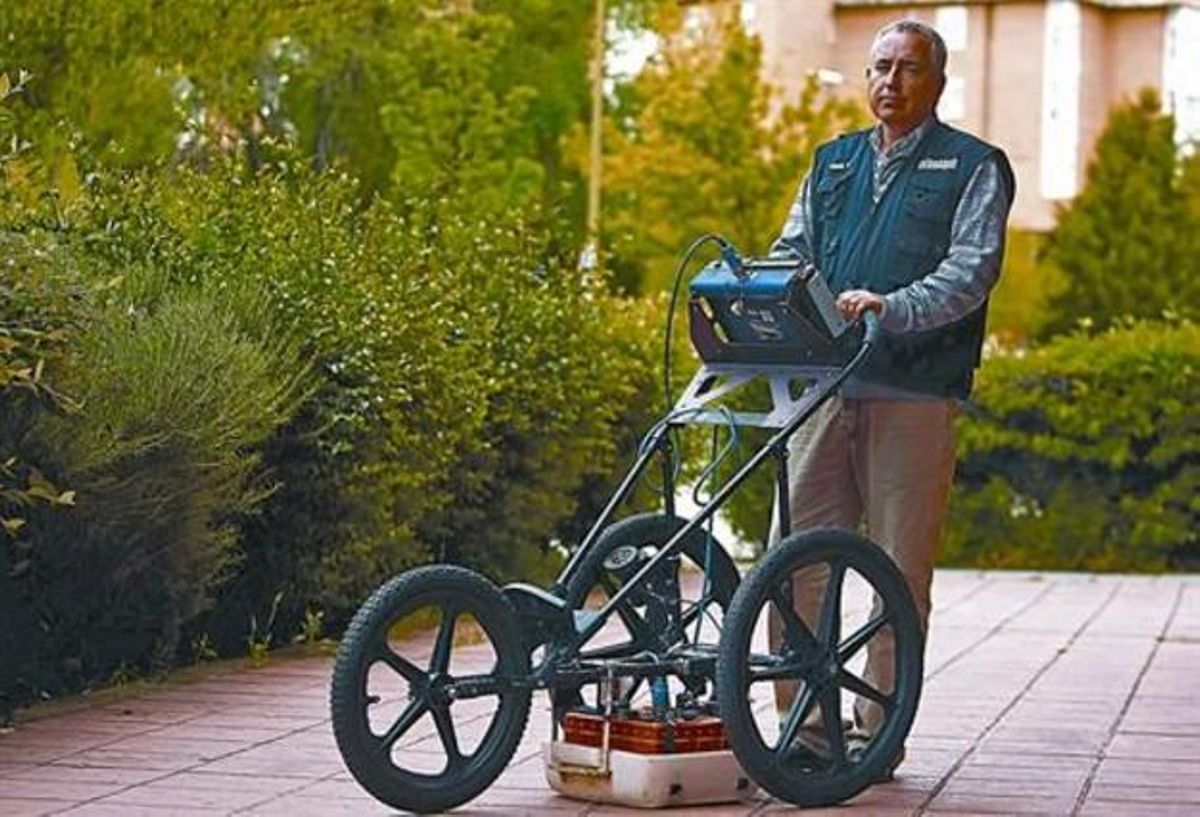 Luis Avial, amb el seu georràdar, retratar la setmana passada a la seva oficina a Moratalaz (Madrid).