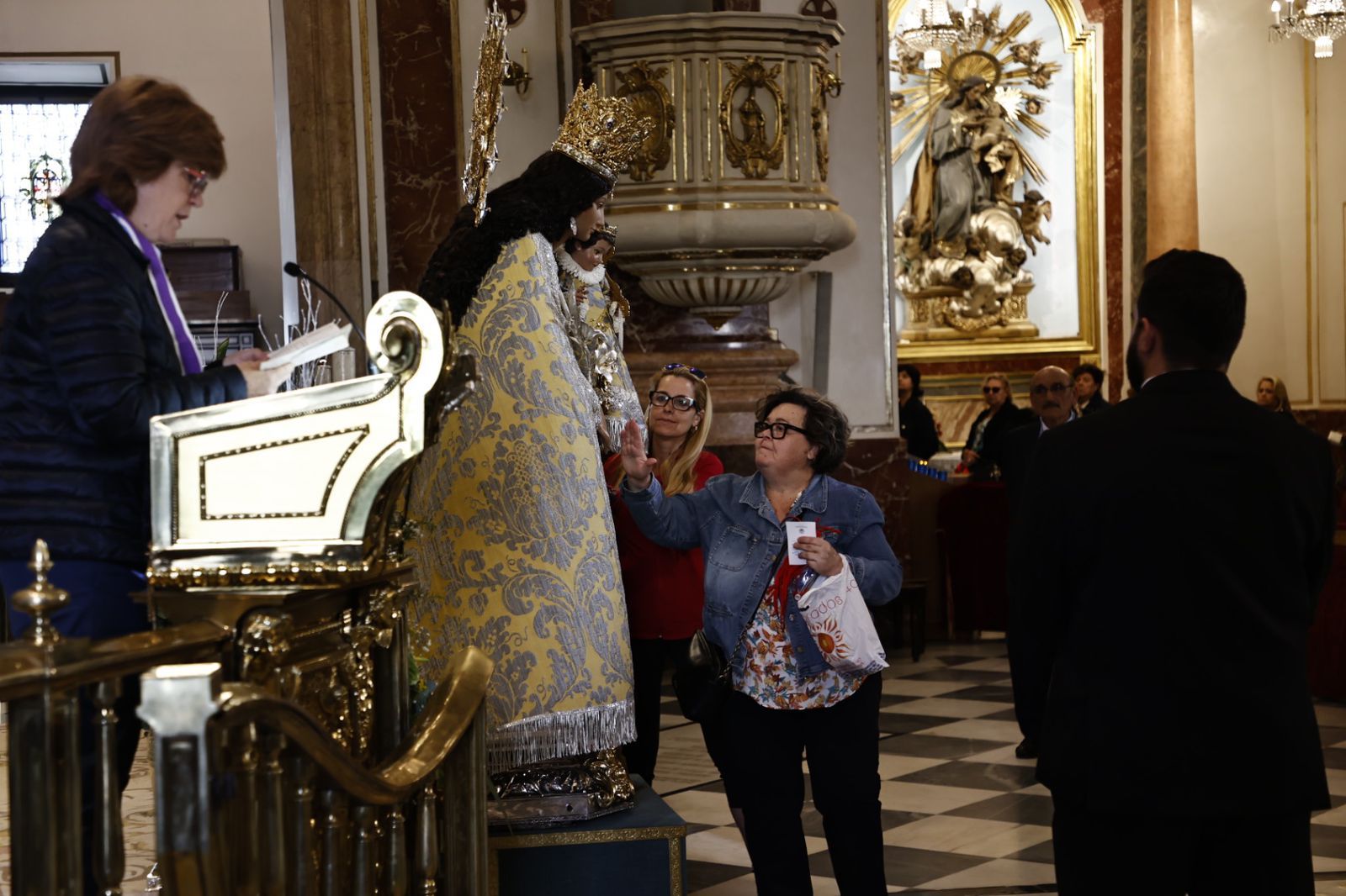 El Besamanos acoge a miles de fieles ante la Virgen