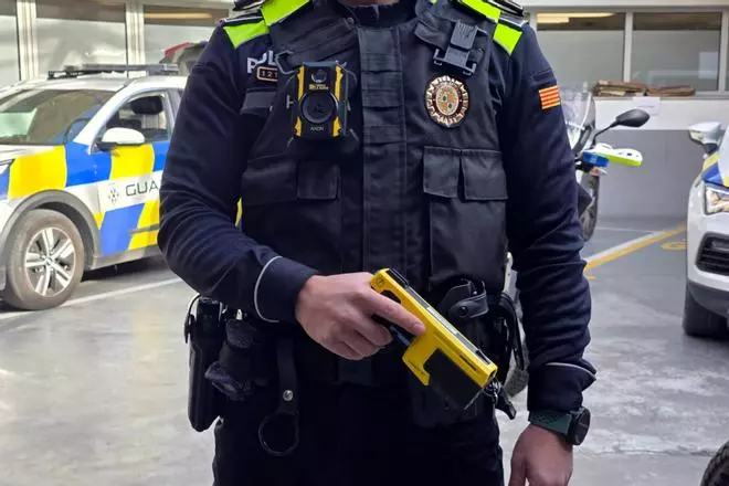 Les fotos de la presentació de les pistoles Taser de la Guàrdia Urbana de Figueres