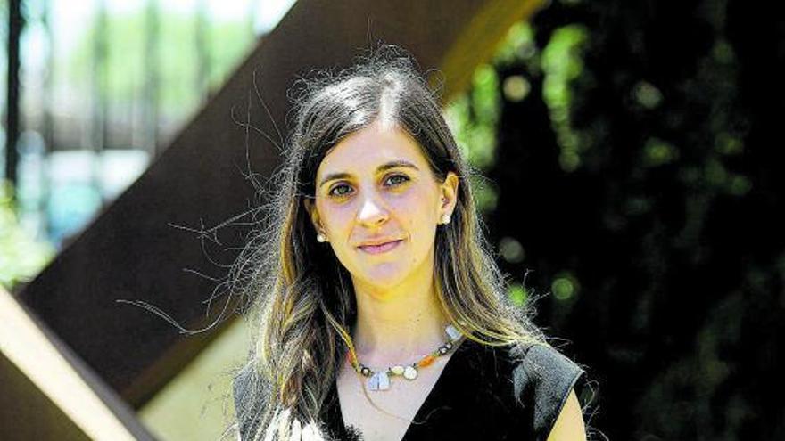 Laura Casal, en los jardines de Diario de Ibiza. | TONI ESCOBAR