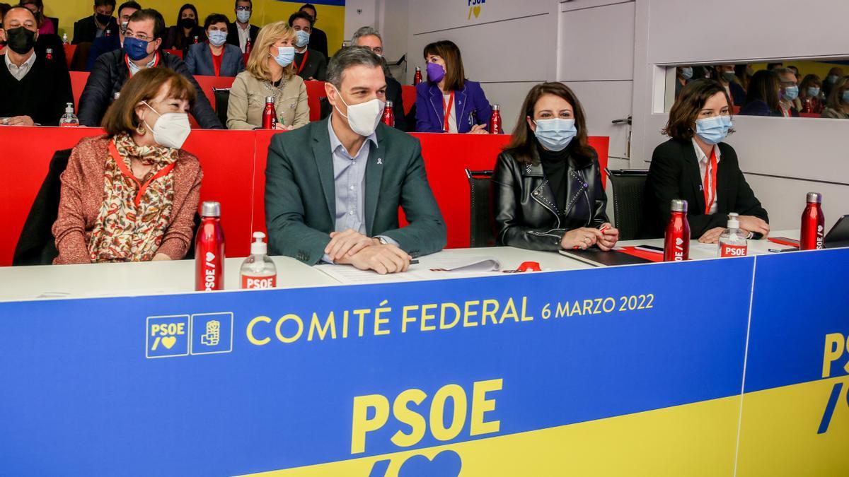 El presidente del Gobierno, Pedro Sánchez, junto a Cristina Narbona, Adriana Lastra y Andrea Fernández, durante la reunión del Comité Federal del PSOE.