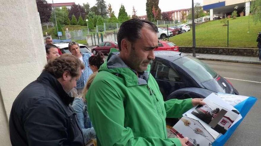 Pedro García muestra fotos de calaveras pintadas en la fachada de la sede de los &quot;Ángeles del Infierno&quot;, ayer, a la puerta del Juzgado.