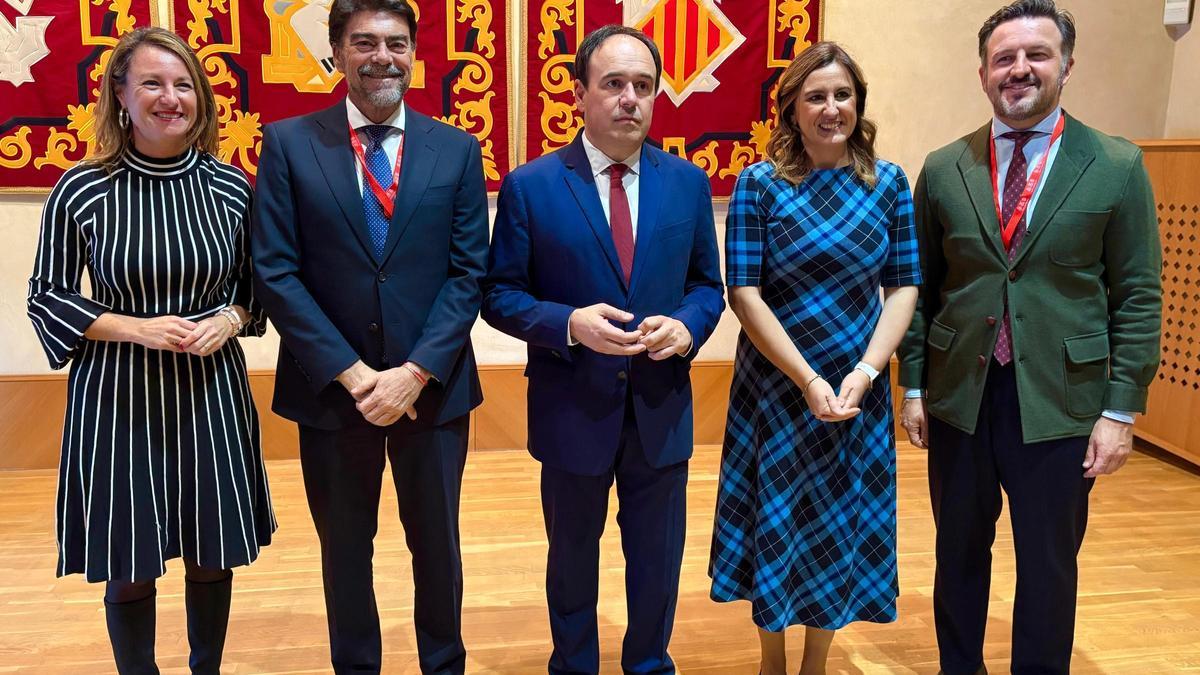 Carrasco, junto a los alcaldes de Valencia, Alicante y Elx y el president, Juanfran Pérez Llorca