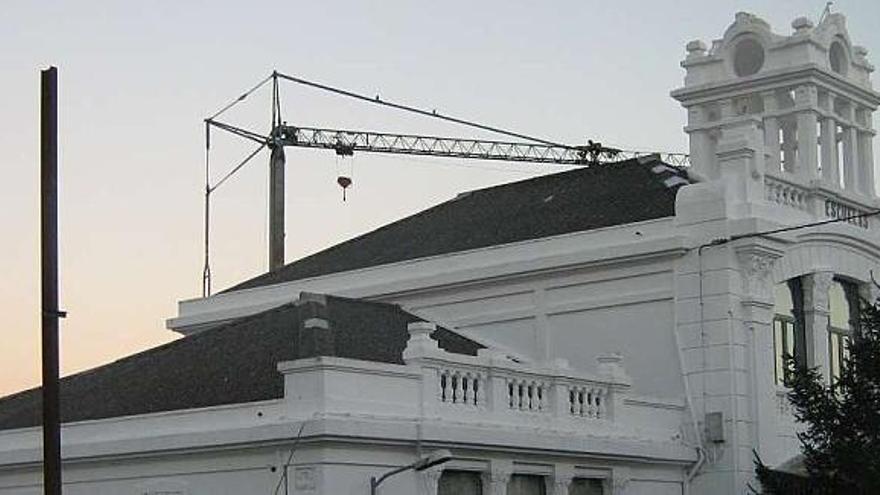 Grúa instalada por la Xunta para la sustitución del tejado del CEIP Sada y sus Contornos. / la opinión