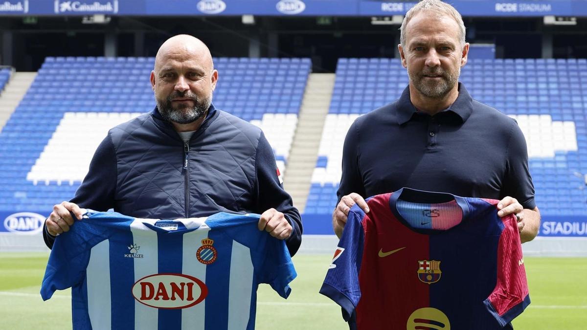 Manolo y Flick muestran las camisetas de sus equipos, este miércoles en el RCDE Stadium.