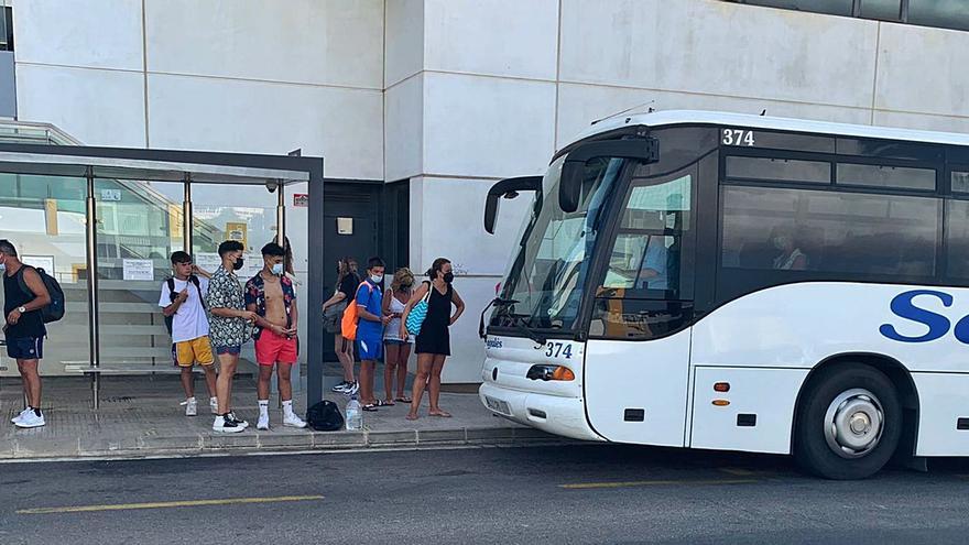 Usuarios del transporte público: «En los autobuses parece que el covid no existe» - Vimarsana News