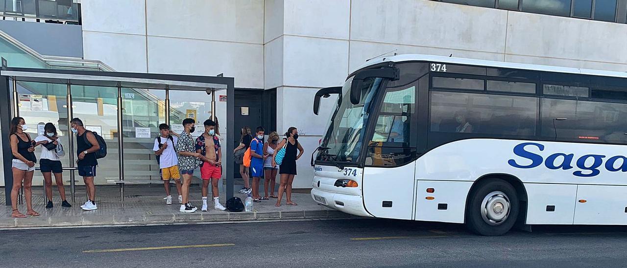 Un autobús de la línea 3 con destino a Sant Antoni entra en la parada de la estación de Cetis