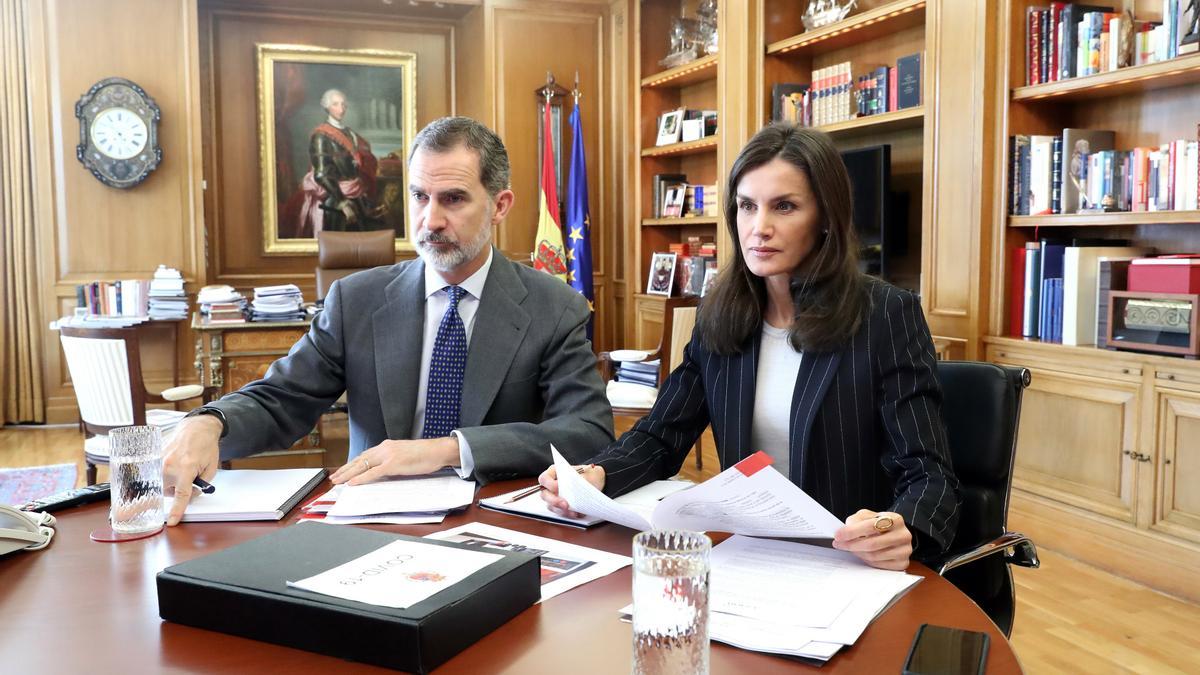 SUS MAJESTADES LOS REYES FELIPE VI Y DOÃ‘A LETIZIA MANTIENEN UNA VIDEOCONEFERENCIA CON CARITAS