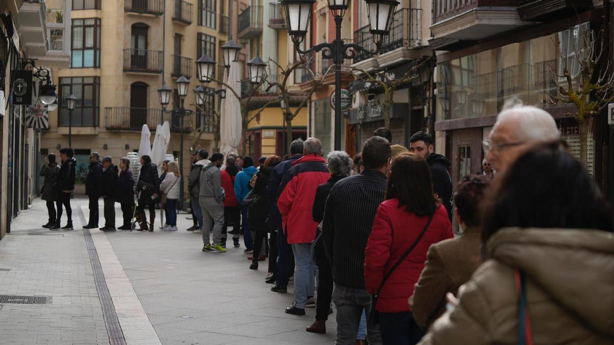 Colas en la sede de Jesús Nazareno.