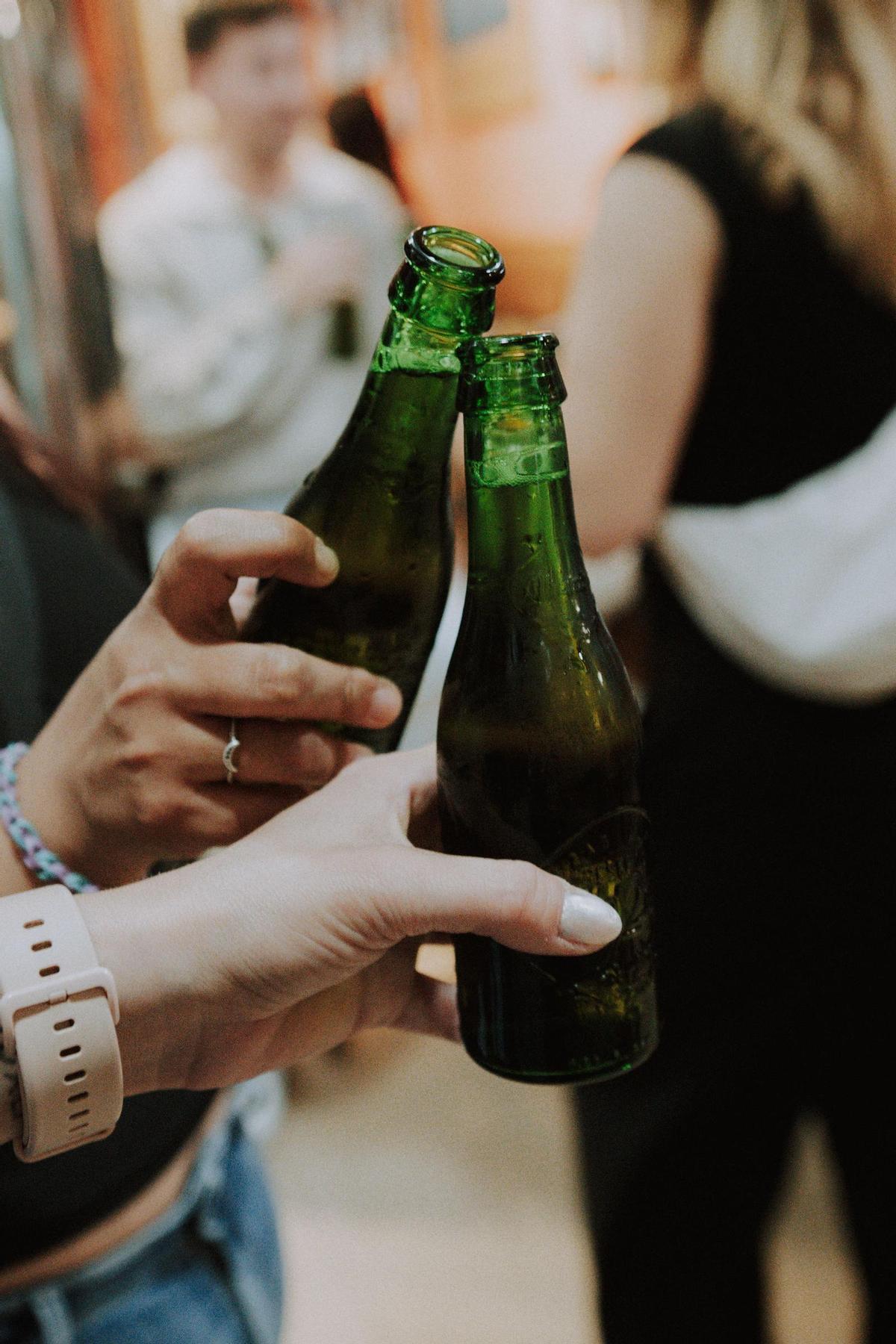 Cervezas Alhambra lleva más de 100 años creando, sin prisa, cervezas en las que el tiempo juega un papel fundamental para elaborar sus diferentes gamas de gran calidad a través de meticulosos procesos de elaboración de carácter artesanal