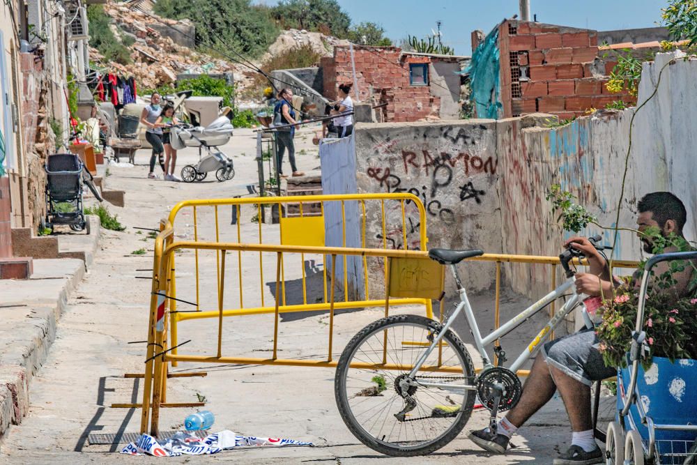 Socavones, grietas... los vecinos de la calle San Bruno de Callosa temen que se venga abajo. El Síndic de Greuges investiga qué van a hacer las administraciones ante la denuncia de treinta familias qu