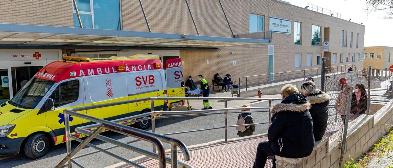 Una ambulancia en la puerta de Urgencias del Hospital de la Marina Baixa