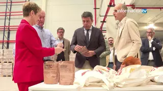 La pancarta en Xixona para Mazón, a quien la alcaldesa le afea "falta de respeto"