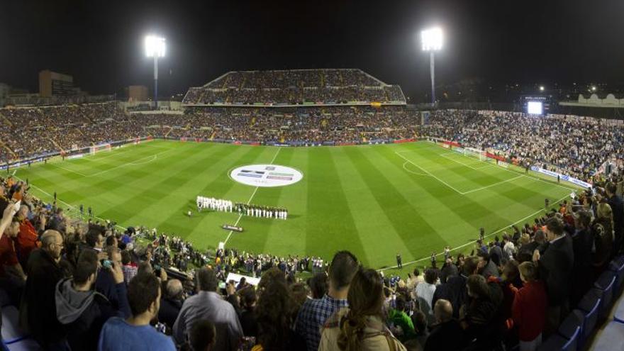 Lleno en el Rico Pérez en el España-Inglaterra de 2015.