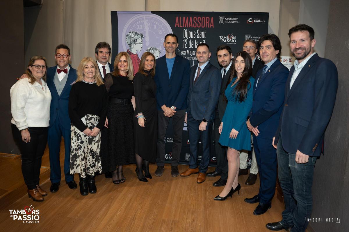 Concejales de la corporación municipal e integrantes de Tambors de Passió, junto a Pablo Herrera.