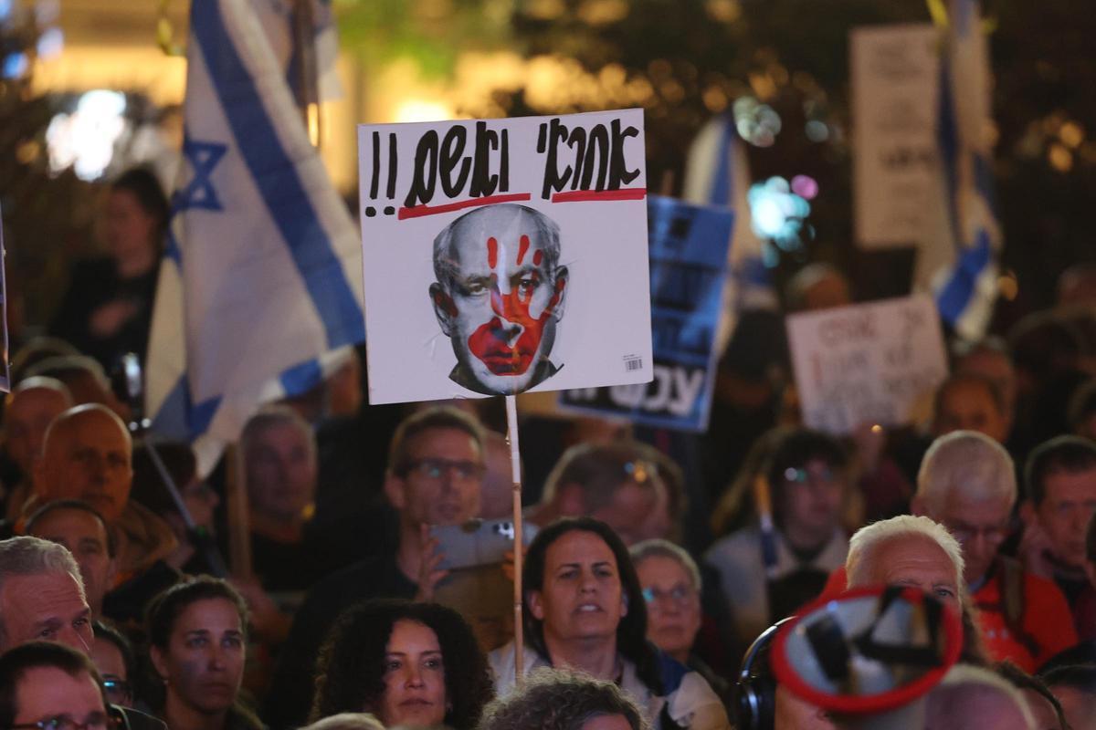 Familiares de los rehenes de Hamás protestan frente al domicilio de Netanyahu