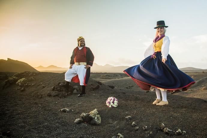 Boda con vestimenta de típicos de Gisela y Aday