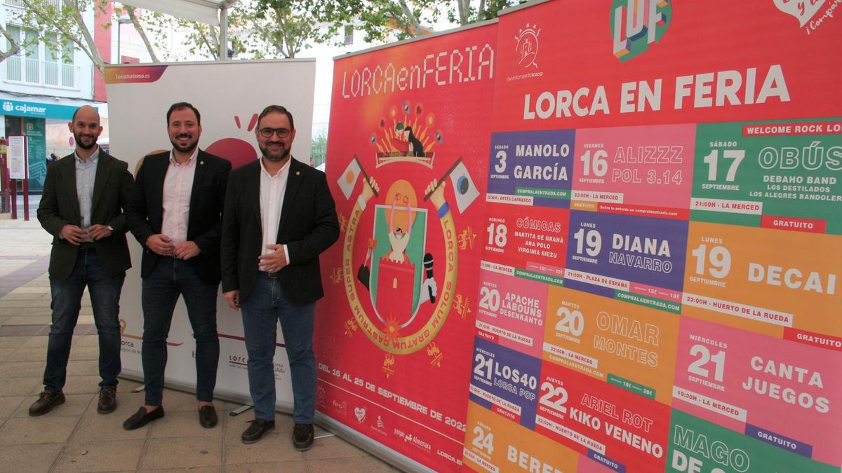 . José Ángel Ponce, Francisco Morales y Diego José Mateos, con el cartel de la Feria y Fiestas de septiembre, este lunes.