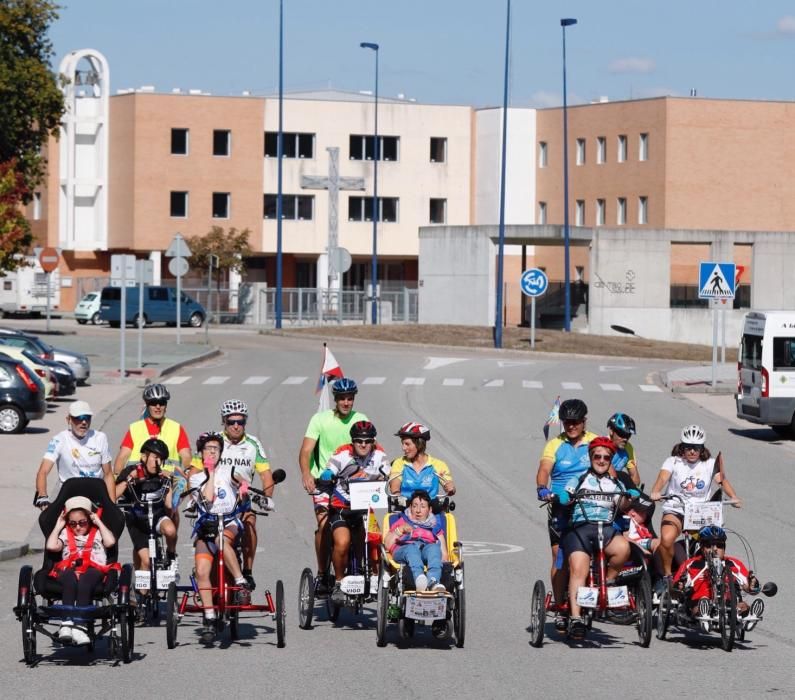 Pedaladas solidarias por los colosos emblemáticos