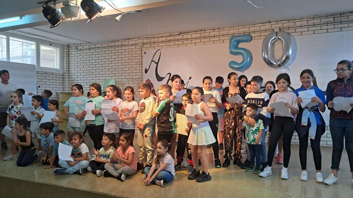 Alumnos del Santa Engracia cantan el himno de su colegio en el acto del 50 aniversario, este jueves.