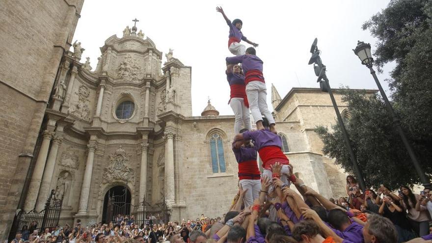 Exhibició de muixerangues pel centre de València en la Fira de Juliol.