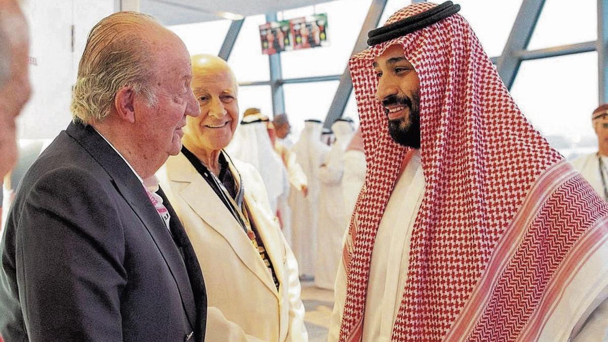 El Rey Juan Carlos y el príncipe heredero de Arabía Saudí, Mohamed bin Salman