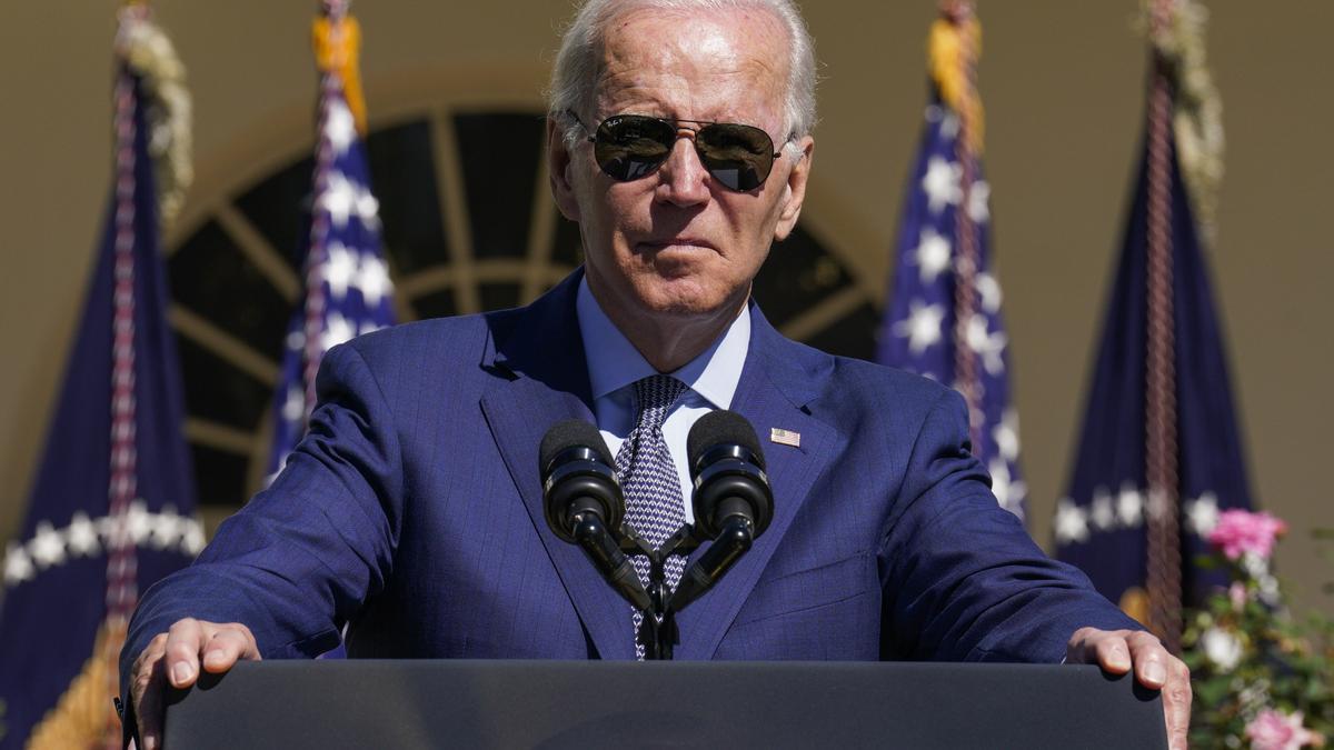 Biden se confunde al buscar en un acto a una congresista republicana muerta.