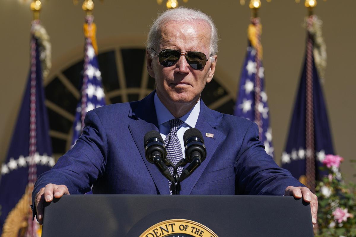 Biden es confon al buscar en un acte una congressista republicana morta