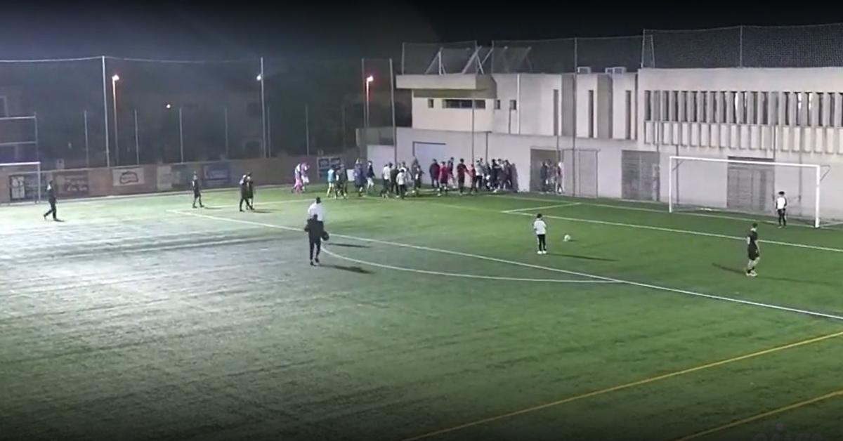 De camino a los vestuarios hubo un nuevo encontronazo en el Pla Na Tesa-Sporting Ciutat de Palma juvenil