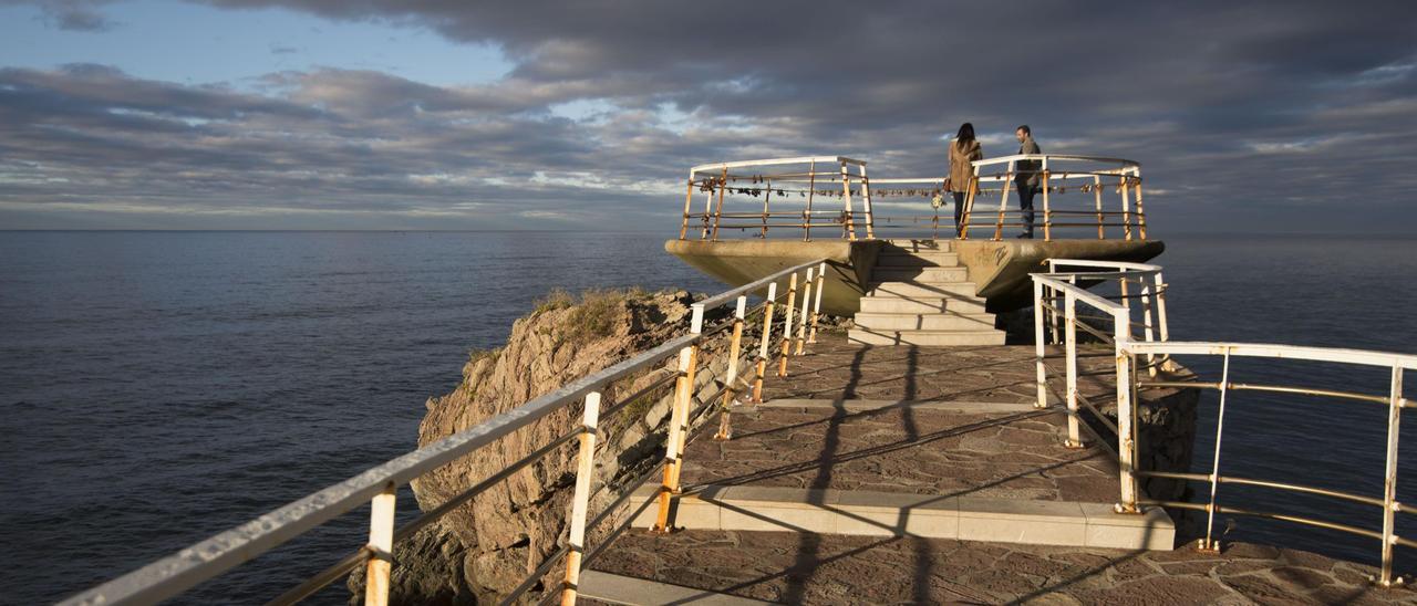 Una pareja en el mirador de La Peñona, en una imagen de archivo.