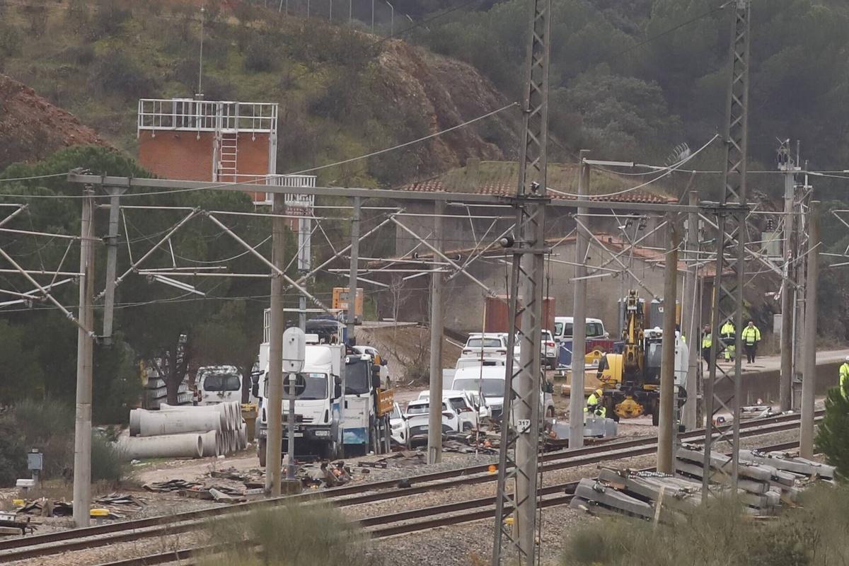 Trabajos para recuperar la vía de Adamuz una semana después de la tragedia.