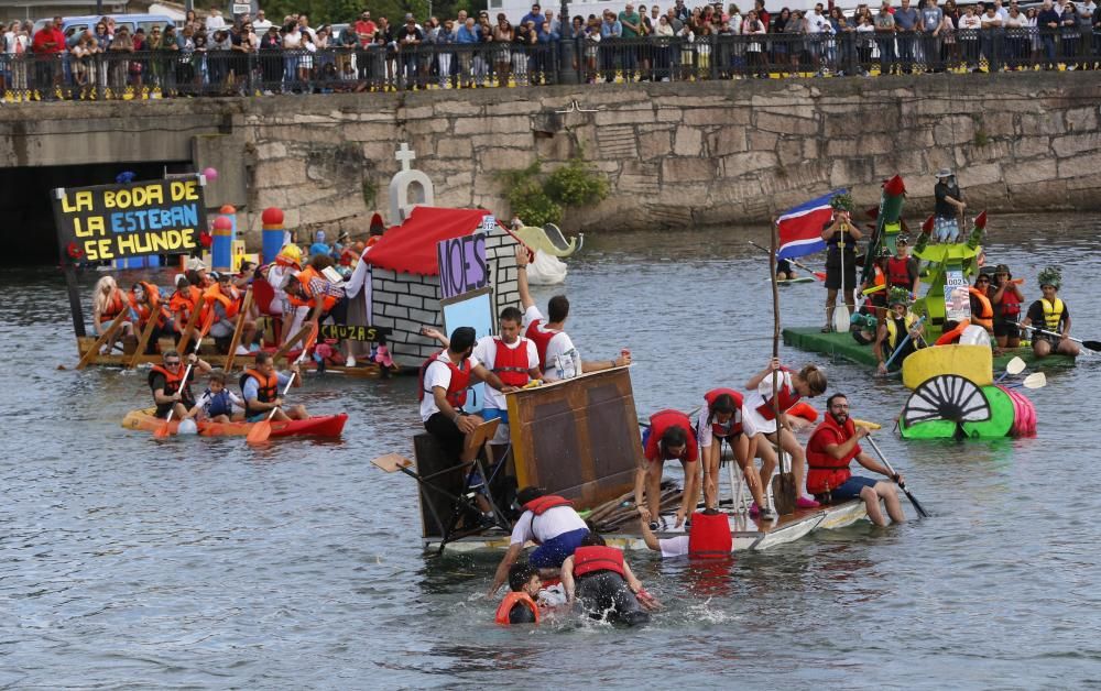 Un centenar de participantes a bordo de trece "artefactos flotantes" participan en la divertida prueba en A Ramallosa.