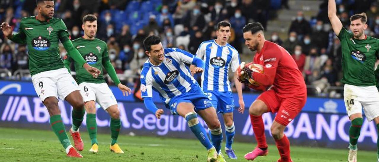 Miku intenta rematar el sábado ante Gazzaniga en el partido contra el Racing de Ferrol. |  // CARLOS PARDELLAS