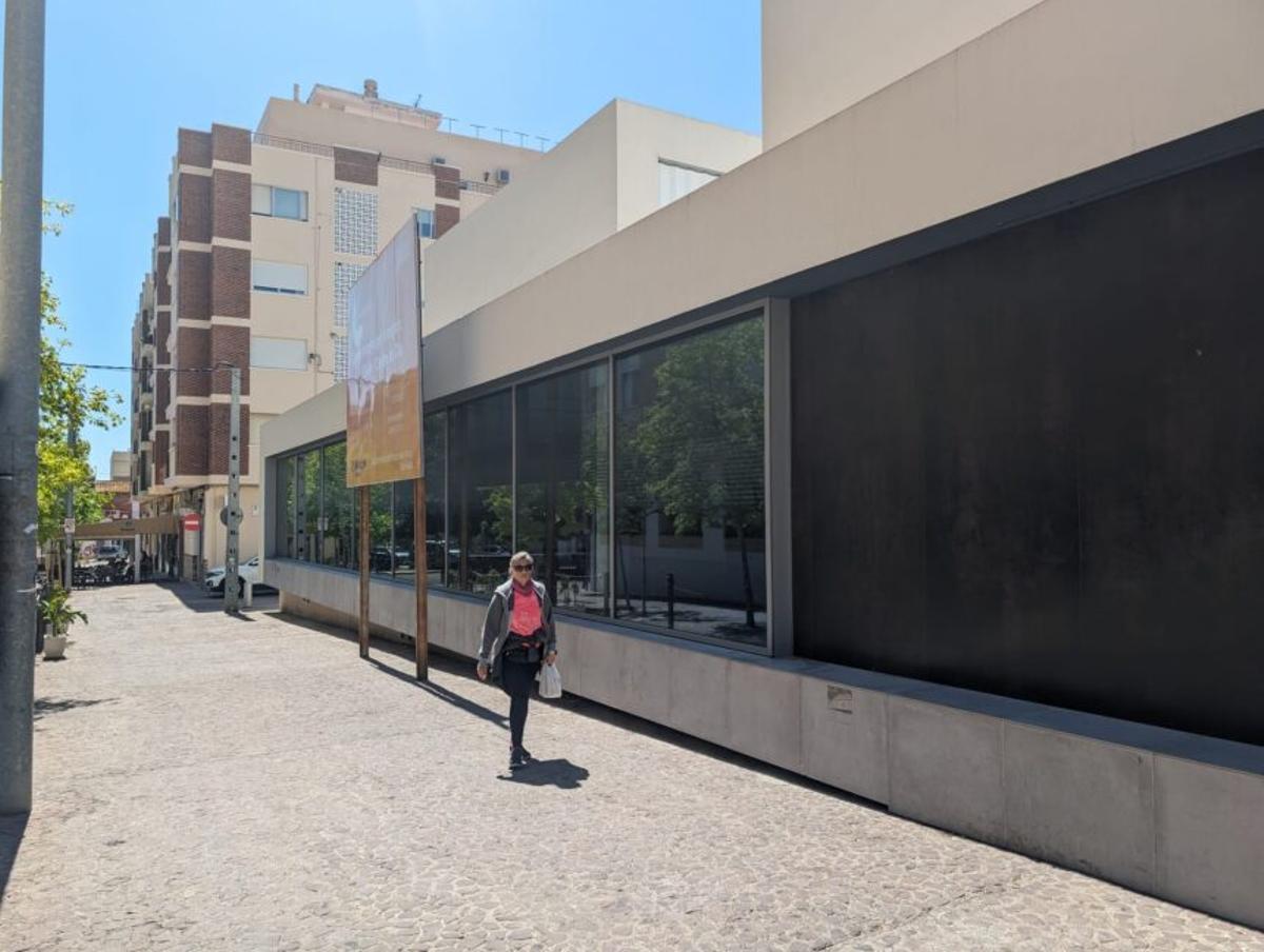 Una mujer camina junto al Centro de Envejecimiento Activo de Benicàssim.