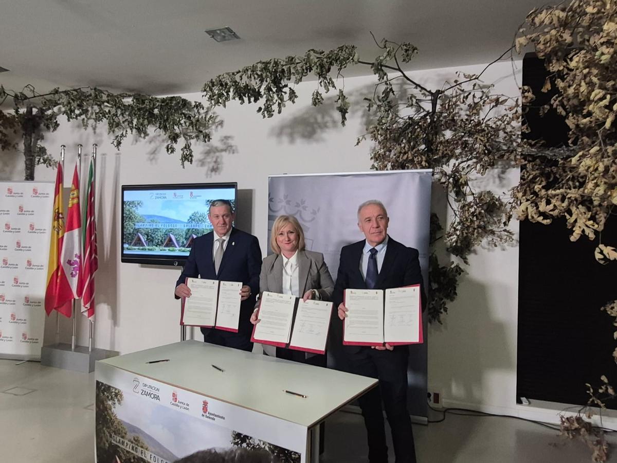 De izquierda a derecha, el presidente de la Diputación, la consejera de Industria y el alcalde de Galende en la firma del protocoo de actuación de El Folgoso.