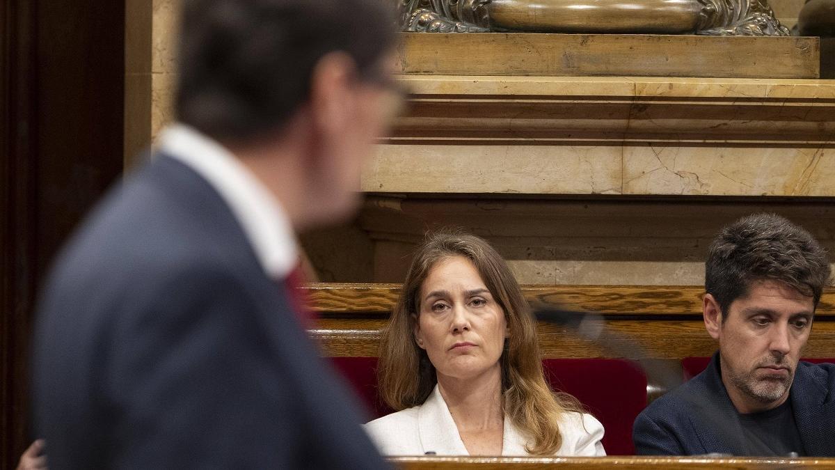 La líder de los Comuns en el Parlament, Jéssica Albiach, y el portavoz, David Cid, durante una intervención del president Salvador Illa en un pleno