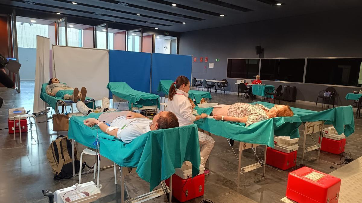 Personas donantes ayer en el Maratón de Sangre de Levante-EMV.