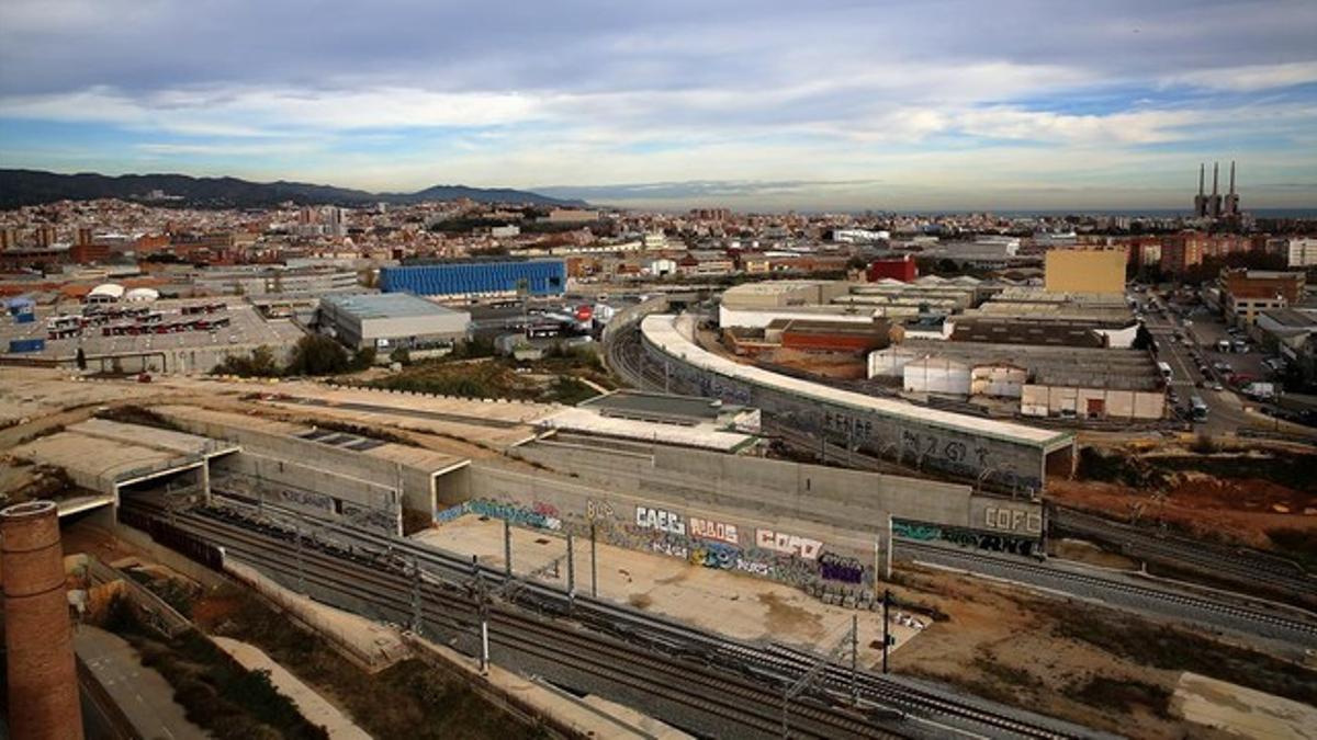 Haz de túneles y vías de La Sagrera bajo el que pasa, en el Triangle Ferroviari, el colector que seguirá por la avenida de Prim, situada al lado de la Via Trajana, derecha de la foto.