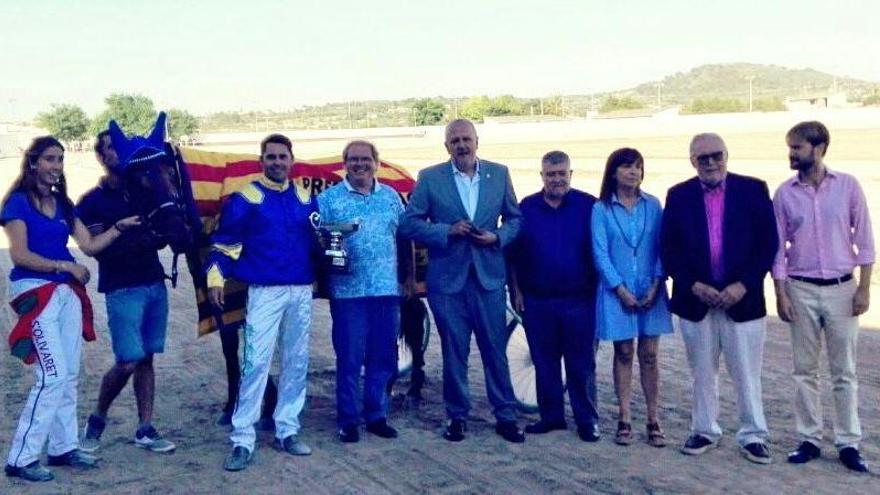 Posado tras la entrega del trofeo del Gran Premi de Manacor ganado por Excellence, con Toni Frontera.